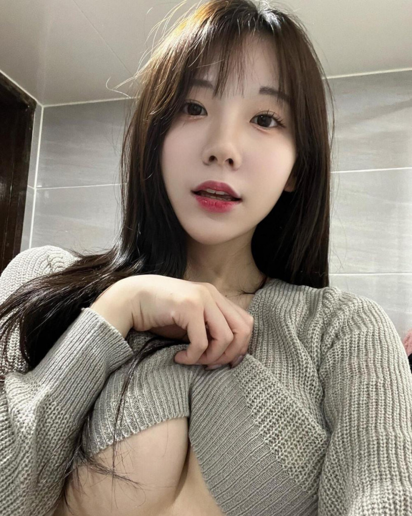 가슴 까면서 노브라 인증하는 쏘블리